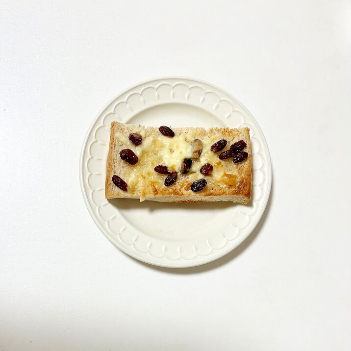 国産チーズとレーズンの簡単トースト